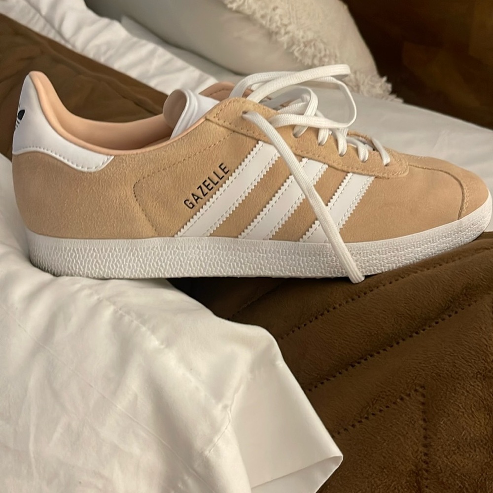 Beige Gazelle worn once.  Bottom is a little dirty but from wearing once.